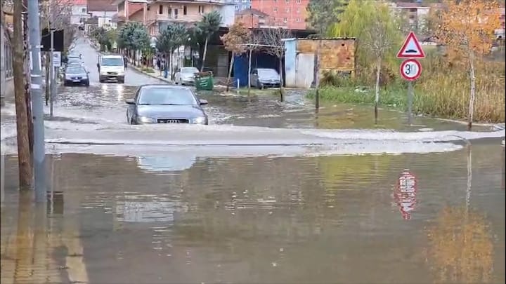 Situatë e rënduar pranë terminalit të autobuzave në Bulqizë, mjegull në Peshkopi