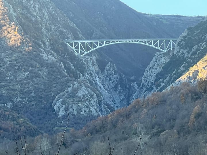 E rëndë në Klos, 40 vjeçari hidhet nga ura 158 metra e lartë