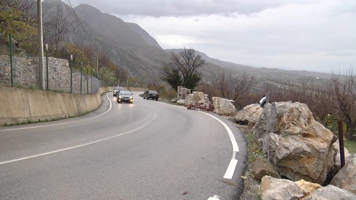Klos, rruga e fshatit Fshat vijon të shkaktojë aksidente