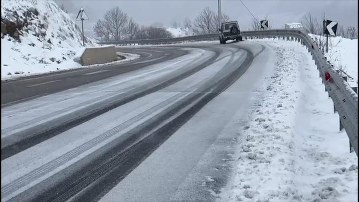 Acari mbërthen Qarkun Dibër, rinisin reshjet e borës, ngrica në rrugët nacionale