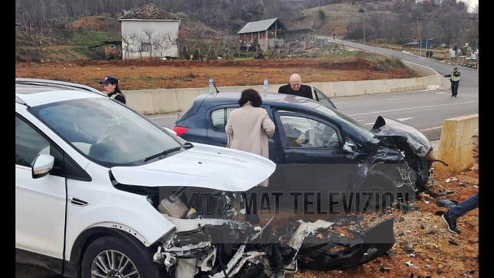 Aksident në fshatin Trepçë të Dibrës, makinat përplasen kokë më kokë, plagoset rëndë një grua