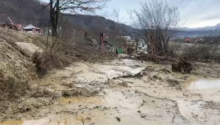 Bllokohet për dy orë rruga nacionale Burrel - Klos, shembje masive dheu