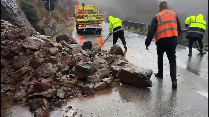 Bllokohet rruga Burrel - Skuraj, shembje gurësh e dherash, paralajmërohen drejtuesit e mjeteve