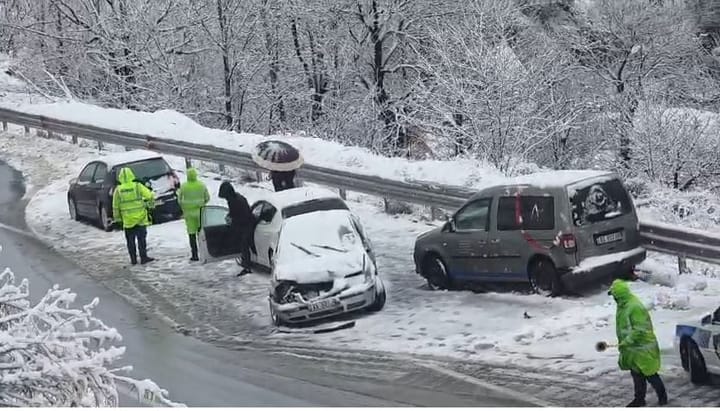 Borëpastruesja përplas 3 makina në Rrugën e Arbrit, një person përfundon në spital