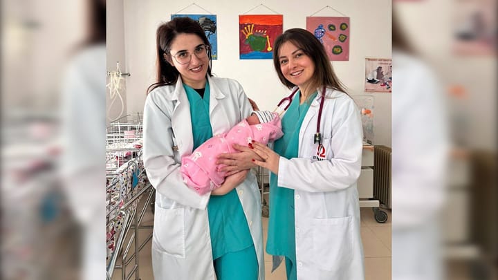 Lindja e parë në maternitetin e Burrelit është vajzë