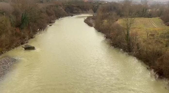 Mat / Tentoi të kalonte lumin, rrjedha e ujit i merr jetën 66-vjeçarit