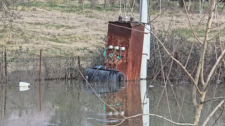 Niveli i ujit në liqenin e Ulzës arrin pikën maksimale, kabina elektrike në Urakë hyn në ujë