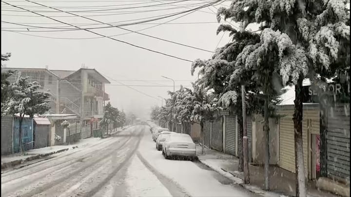 Reshjet e borës përfshijnë Qarkun Dibër, probleme në rrugën e Arbrit