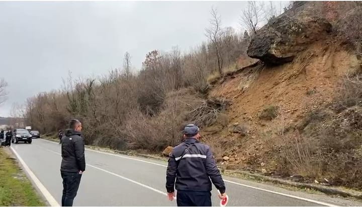Rrezik në rrugen e fshatit Fshat, shkëmbi shkëputet nga mali, pezullohet qarkullimi i mjeteve