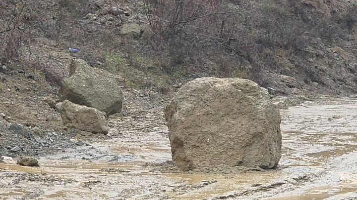 Shembje shkëmbinjsh e dherash në aksin Burrel - Rrëshen, vështirësohet qarkullimi