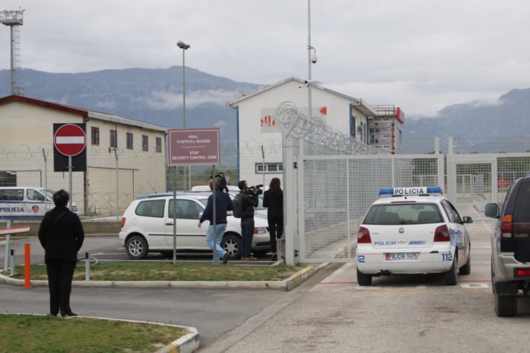 Identifikohet një nga grabitësit e aeroportit të Rinasit