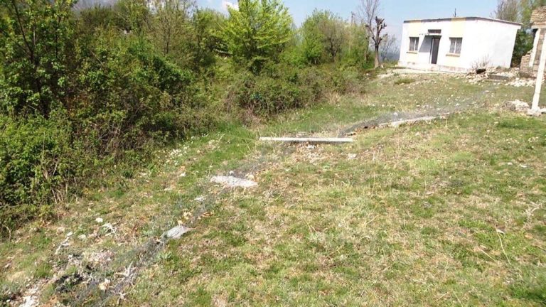 Dëmtohet rrethimi i aneksit të shkollës Klos-Katund. Nuk merret asnjë masë