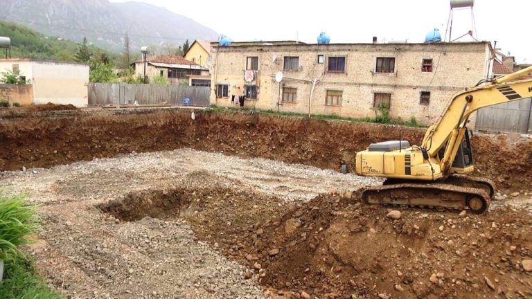 Klos, shfaqen efektet e para të rrugës së Arbrit