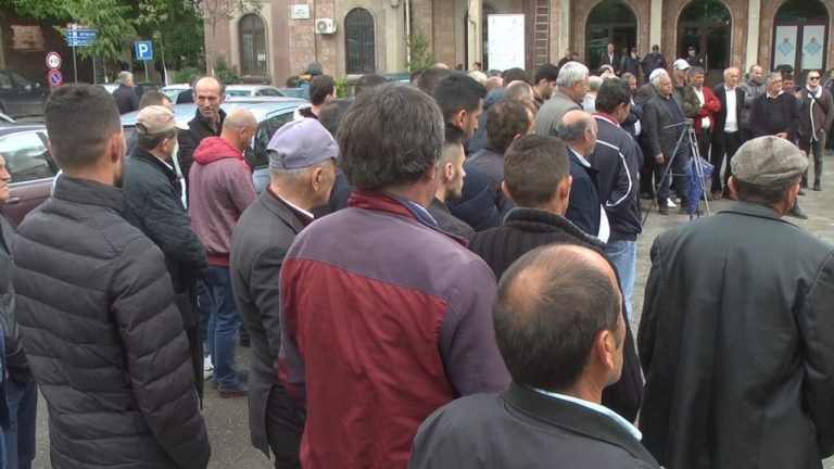 Banorët e Zall-Gjoçaj protestë para Bashkisë Mat