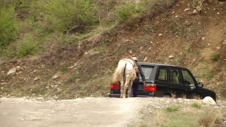 1500 banorë të Melanit vuajnë rrugën e dëmtuar