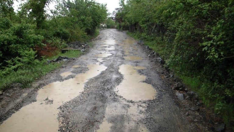 Aksi pranë Bushkashit, gropat bëjnë gati të pamundur kalimin
