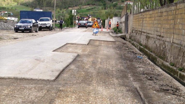 Rinis puna në rrugën e Klosit, firma fillon riparimin e asfaltit të ri