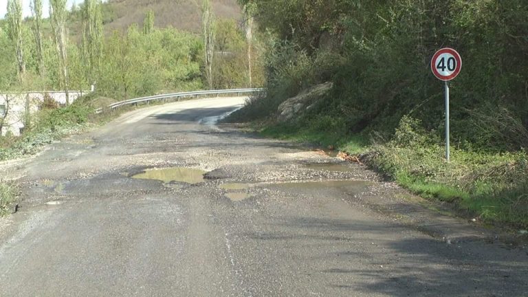 Shoshaj – Urakë, drejtuesit e mjeteve: “Gjendja e rrugës alarmante”