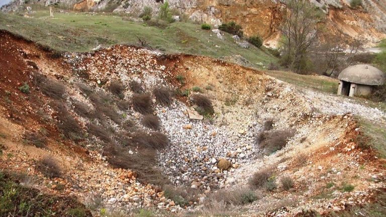 “Gjuetarët e thesareve” gërmojnë në qytezën mesjetare Getia në Valikardhë të Bulqizës