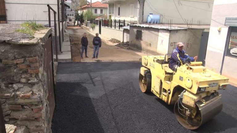 Bulqizë. Nis asfaltimi i  rrugës në lagjen Gjeologu