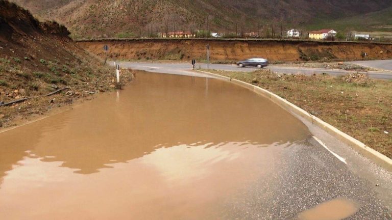 Bulqizë, mungesa e kanalizimeve shkakton përmbytjen e rrugëve