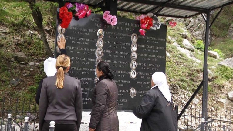 22 vite nga tragjedia e Selixës, banorët përkujtojnë të afërmit, dhe i kërkojnë Ministrisë së Mbrojtjes tju rikthejë eshtrat e gjetura para 7 muajsh