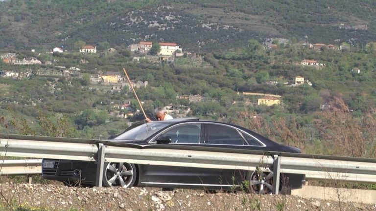 Rruga e Kombit mbulohet nga flamuj kombëtar, por vidhen nga udhëtarët