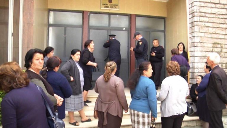 Bulqizë, banorët Fushë-Bulqizës, bllokojnë këshillin Bashkiak