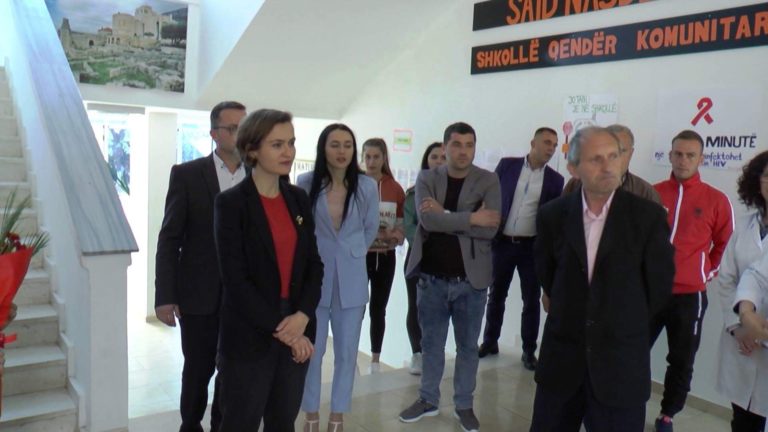 Ribashkimi i gjimnazeve në Peshkopi, ministrja Shahini kërcënon ish drejtoreshën e DAR Dibër