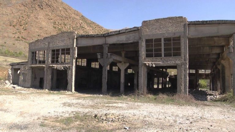 Godinat e braktisura në Bulqizë që rrezikojnë jetën e banorëve