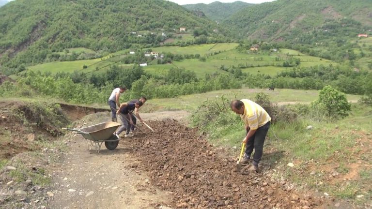 Lajmi i ditës. Stojan. Banorët të lodhur nga mosinteresimi i pushtetarëve, e rregullojnë vetë rrugën