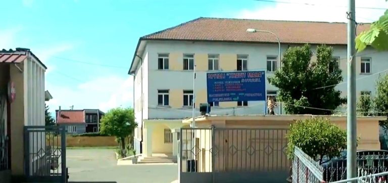 Kujdes! Drejtuesit e spitalit të Burrelit vendosin “grackë” për qytetarët“
