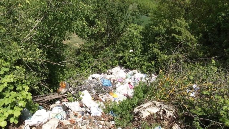 Mbeturinat “pushtojnë” fshatin Baz, asnjë masë nga bashkia