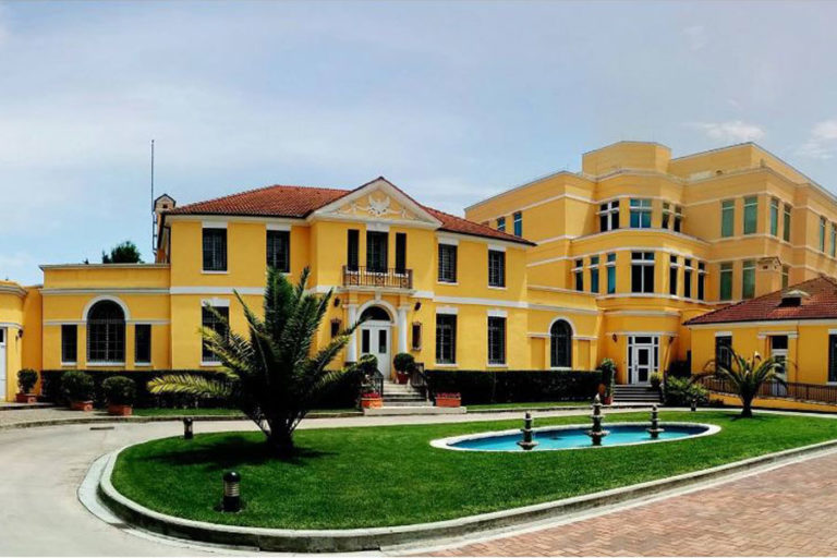 Ambasa e SHBA i trembet protestës së opozitës, kërkon distancim nga dhuna