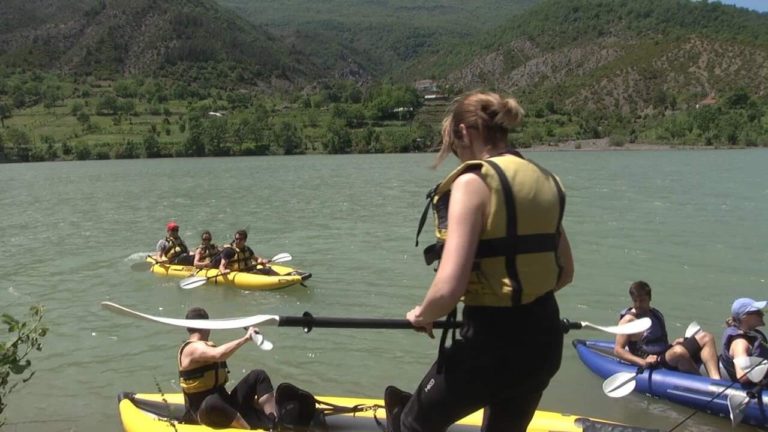 Turistët anglezë “pushtojnë” liqenin e Shkopetit