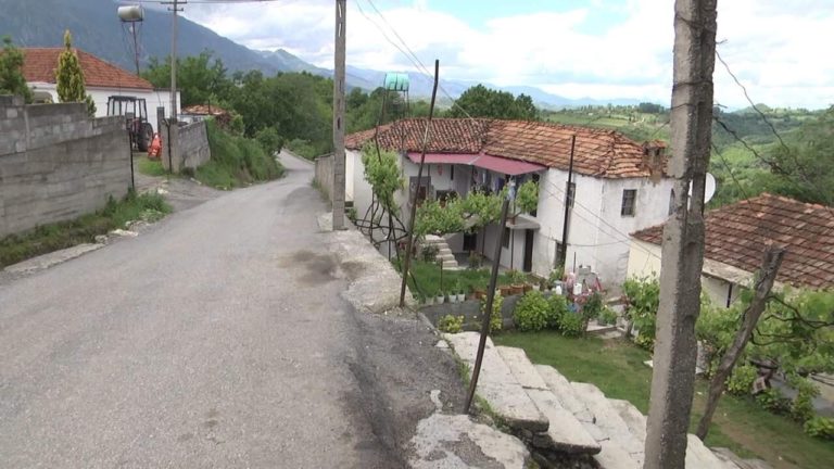 Rruga e Bejnit pa mbrojtëse anësore, banorët i druhen aksidenteve