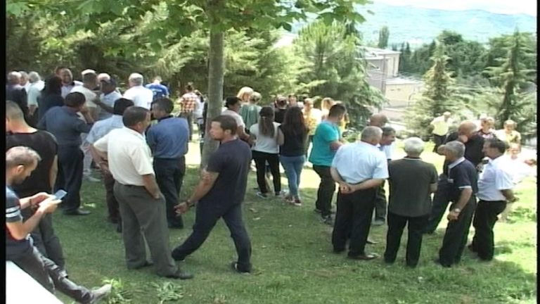 Prefekti Shehu kërcënon, “Askush nga administrate në fushatën elektorale”