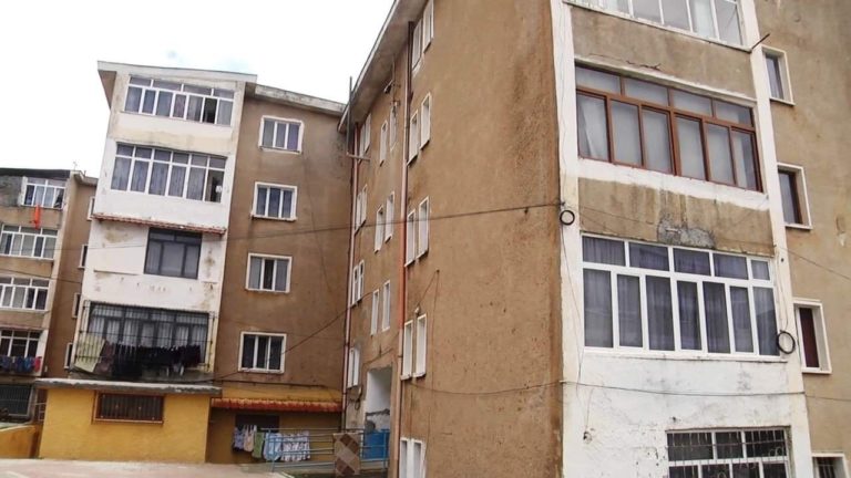 Pallati në rrezik shembjeje, flet inxhinieri gjeolog