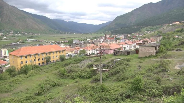 Bulqizë, 200 banorë në rrezik, pallati rrezikon shembjen