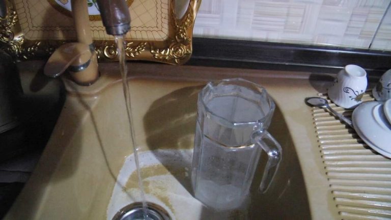 Bulqizë. Banorët “sfidojnë” DSHP, pijnë ujë nga çezmet