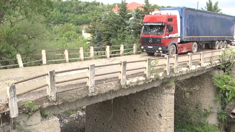 Ura në hyrje të qytetit të Klosit rrezikon çdo dite jeten e kalimtarëve dhe mjetet..