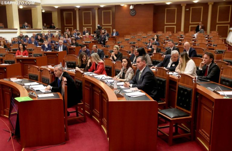 Parlamenti mbushet me 11 deputetë të rinj, ja kush u betua.