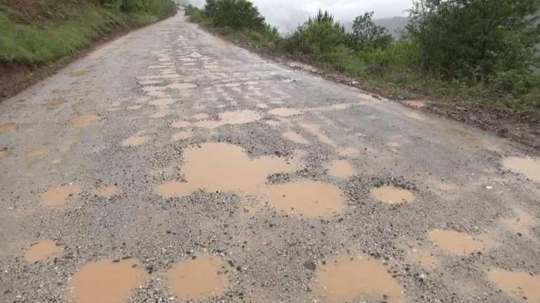 Rruga e Krastës, firma mirëmbajtëse e lë në mëshirë të fatit