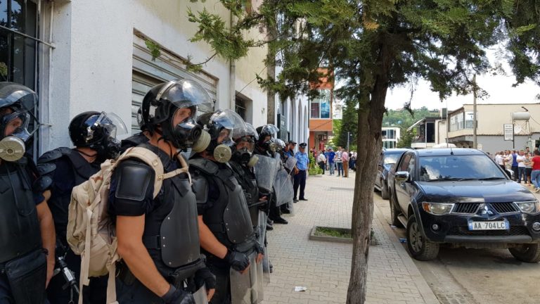 Protestues, drejtues dhe ish-deputetë te Partisë Demokratike, drejt KZAZ-17, Klos.
