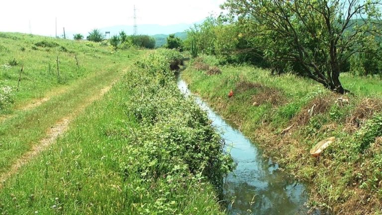 Ndërhyhet në kanalin e Klosit, uji vjen deri në Mallunxë