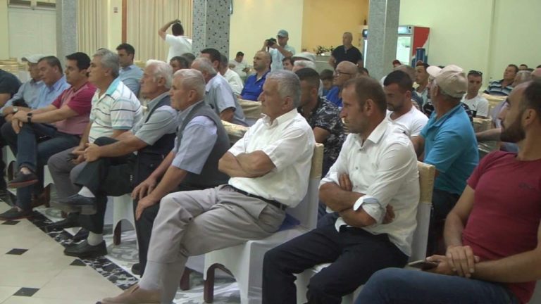Banorët ankohen për firmën që po ndërton HEC, degjesë publike me ministren Xhaçka