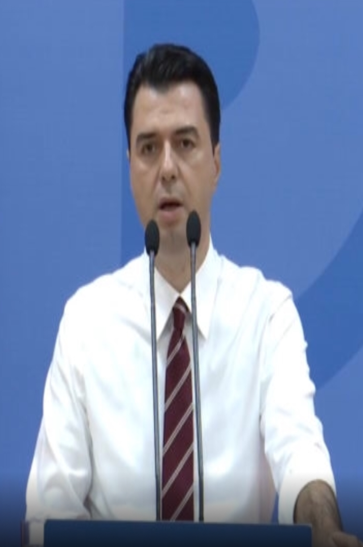 Basha surpizon në konferencën e fundit. Ndryshon look