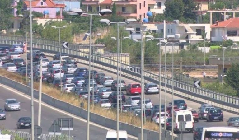 Aksident masiv në rrugën Tiranë-Durrës , përplasen 7 makina