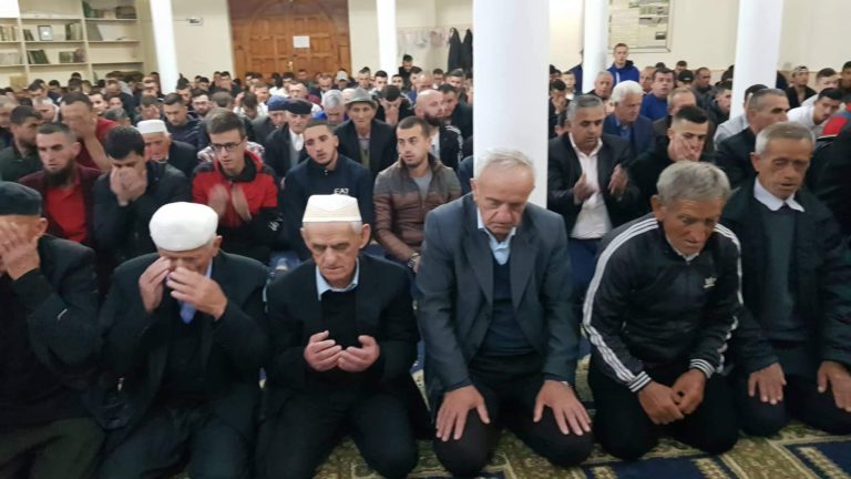 Qindra besimtarë kremtojnë Fitër Bajramin në xhaminë e Burrelit. Të gjithë shprehin mesazhe harmonie