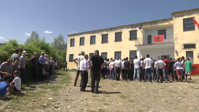 PROTESTE GURE I BARDHE.00_00_33_14.Still001